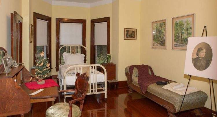 Hallstrom house interior with beds and desk